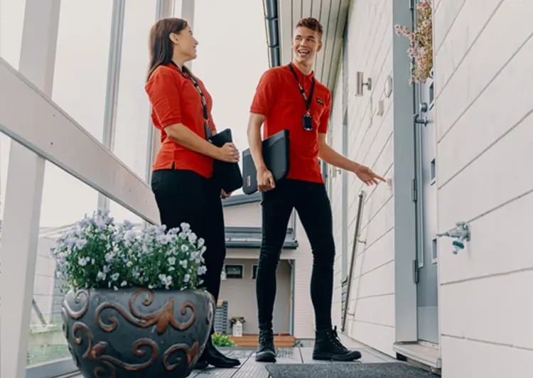 Kävikö ovellanne Sector Alarmin turvallisuusmyyjä