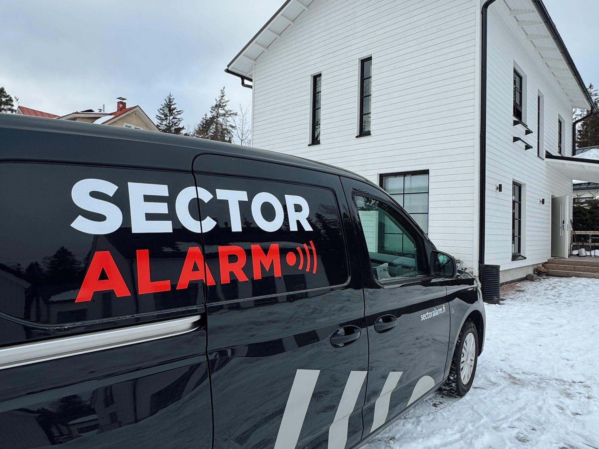 Sector alarm asentamassa hälytysjärjestelmää