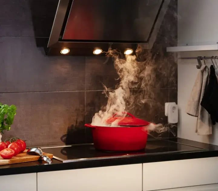 Sarjaan kytketyt optiset savuilmaisimet hälyttävät kaikkialla kodissa