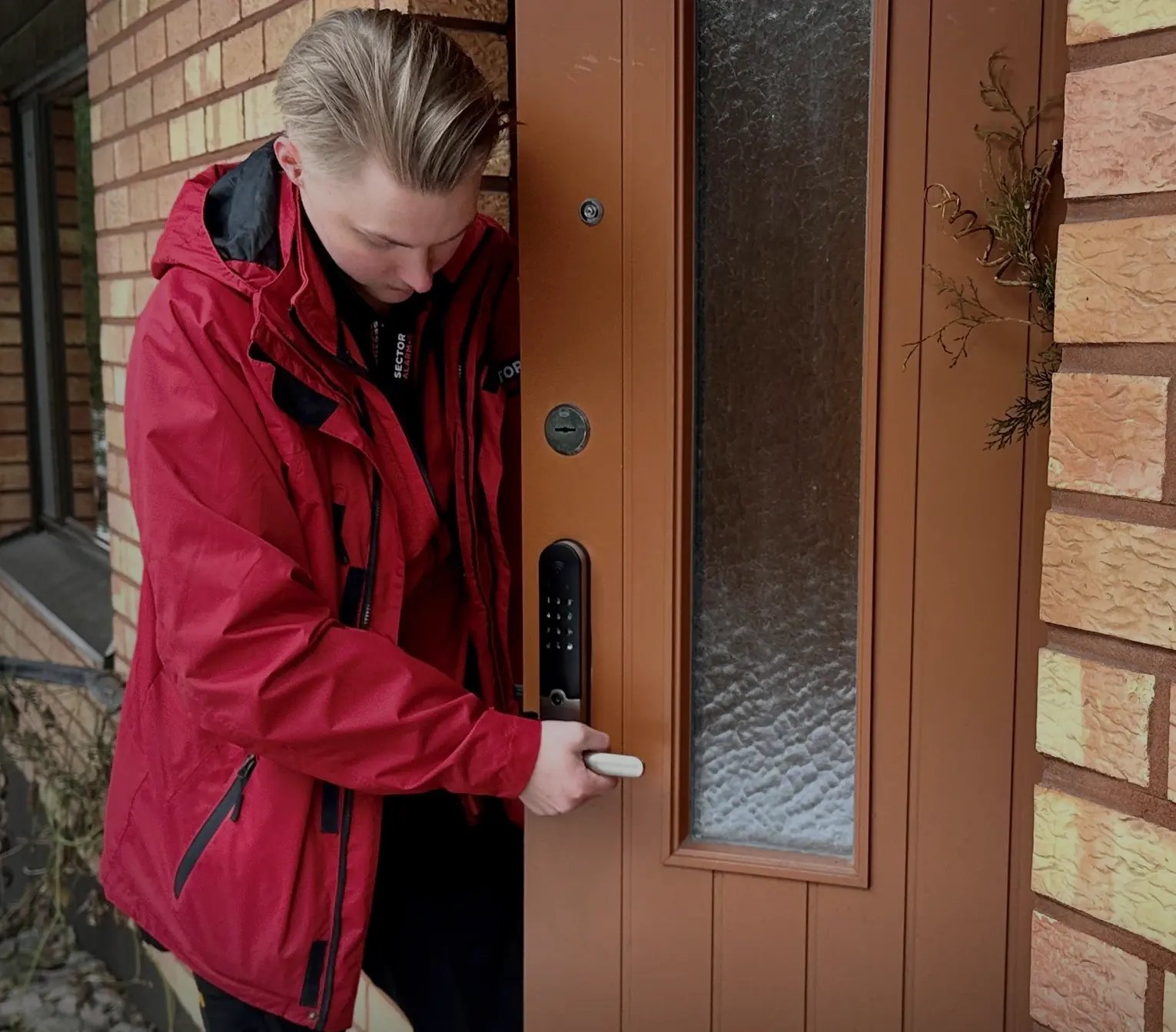 Yale Doorman asennettuna elinikäisellä takuulla