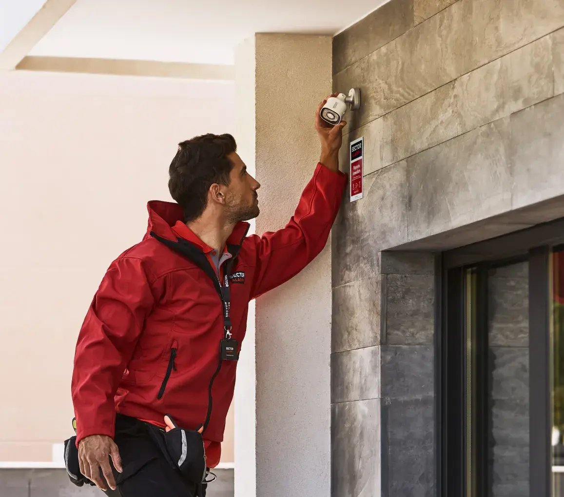 Ulkovalvontakameran ammattimainen asennus kuuluu aina palveluun