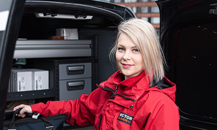 Sector Alarmin asentaja nousee autosta