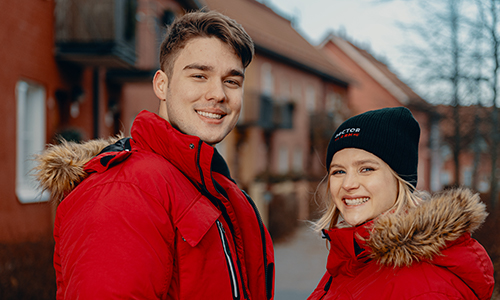 Asentaja asentamassa vesi-ilmaisinta