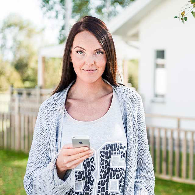 Nainen käyttää sovellusta
