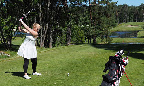 Minea Blomqvist-Kakko golfaamassa