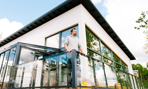 Mies kotinsa terassilla