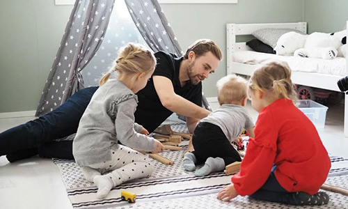 Jussi Piha lastensa kanssa kotona